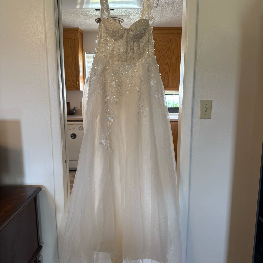 Ivory Beaded Lace Appliqué Wedding Dress